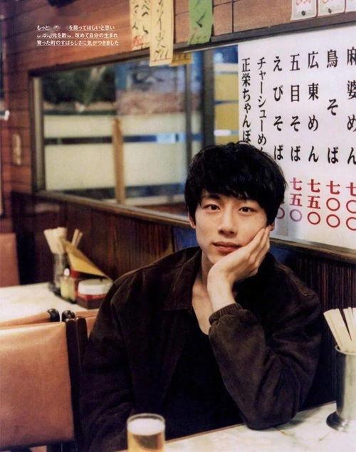 坂口健太郎吃瓜,瓜田里的“瓜王”