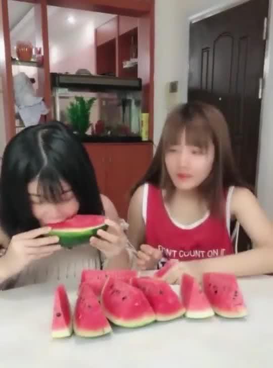 看妹妹吃瓜,笑料连连，揭秘家庭欢乐时光