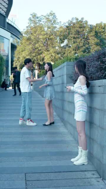 情侣吵架吃瓜画面