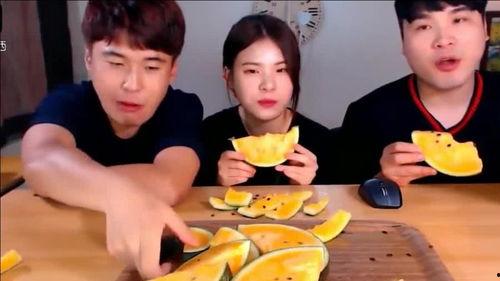兄妹吃瓜照,甜蜜瓜影见证童年回忆