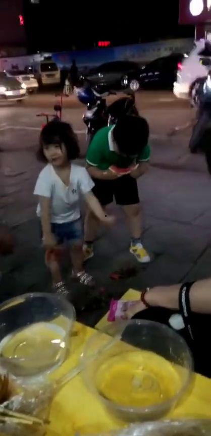 兄妹吃瓜照,甜蜜瓜影见证童年回忆