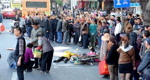 吃瓜现场东站路人,人生百态，吃瓜现场