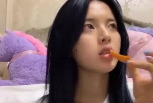 吃瓜少女吐泡泡视频,揭秘网络短视频的趣味魅力