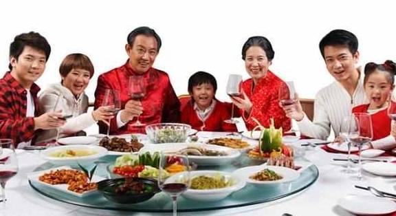 回家过年亲戚吃瓜,揭秘家庭聚会背后的欢乐与矛盾