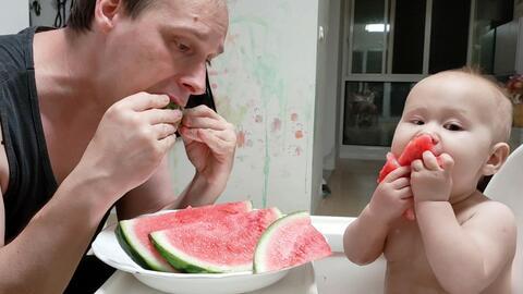 小孩吃瓜和爸爸吃瓜,父子共享甜蜜时光