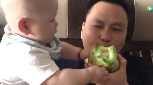 小孩吃瓜和爸爸吃瓜,父子共享甜蜜时光