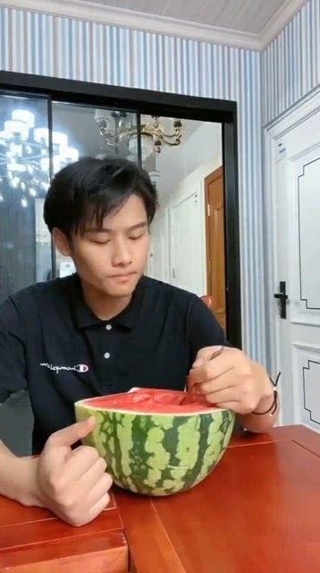 大杨哥爸爸吃瓜,大杨哥爸爸的瓜田奇遇记