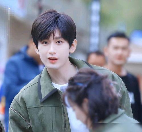 成毅吃瓜照片高清