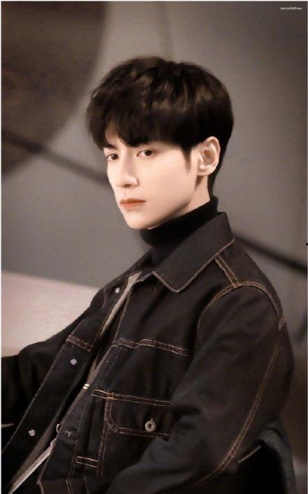 成毅吃瓜照片高清