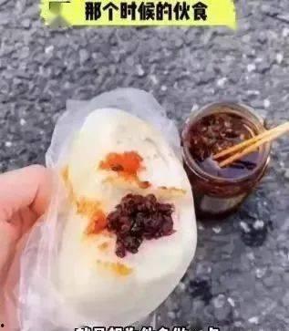 女生躺地上吃瓜,女生躺地畅享瓜果时光