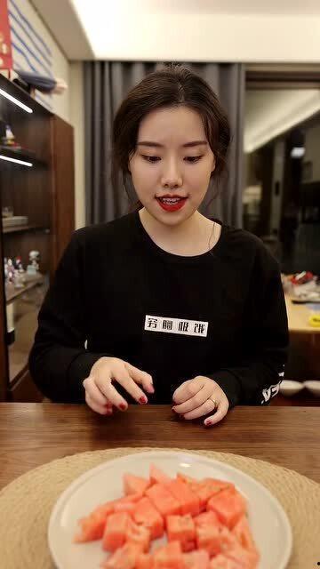 v我50吃瓜,揭秘网络热传的“吃瓜”潮流