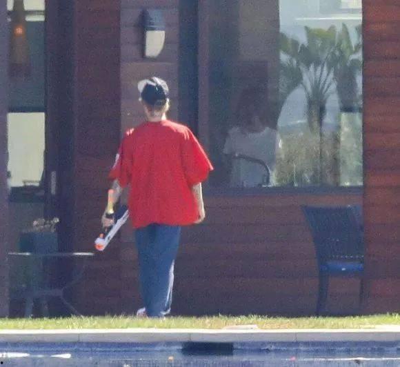 男人吃瓜看戏,揭秘网络时代的娱乐态度