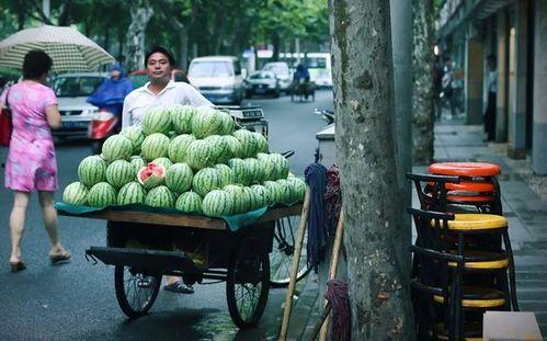 蹲下吃瓜,品味生活小确幸