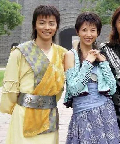 蔡少芬吃瓜朱茵图片