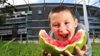 那个在吃瓜的男孩,见证男孩的吃瓜传奇