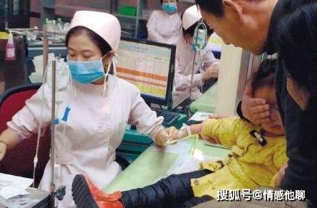 男孩输液吃瓜现场,温馨一幕引网友热议