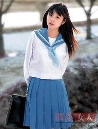 红色校服女孩吃瓜