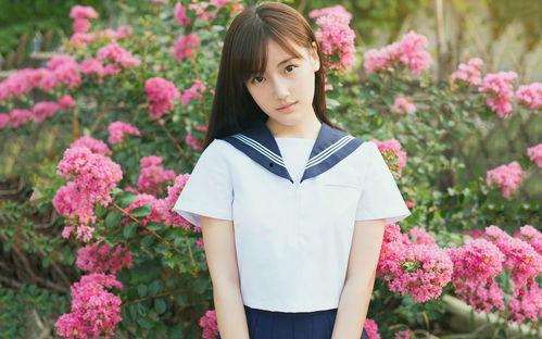 红色校服女孩吃瓜