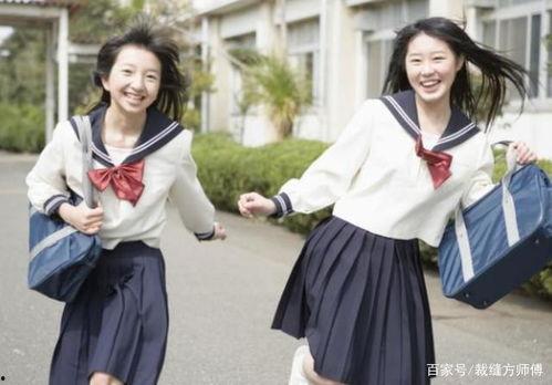 红色校服女孩吃瓜