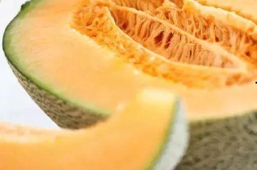 狗可以吃金美人蜜瓜吗,金美人蜜瓜对狗狗的安全性解析